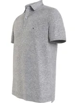 Chomba gris de Tommy Hilfiger, corte regular, con cuello tipo chomba, cartera de dos botones, diseño de rayas en el interior del cuello y logo bordado en el pecho.