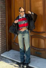 Pantalón de jean azul con efecto lavado, corte recto y tiro medio.