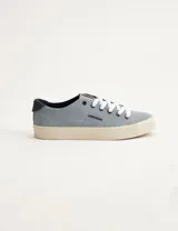 Championes de lona color celeste con detalles en azul marino, cordones blancos y suela color crema.