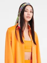 Cinta de seda multicolor con estampado floral y geométrico.