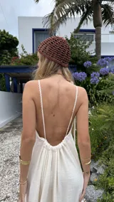 Vestido largo color crudo, con breteles finos regulables y espalda descubierta.