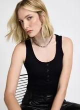 Musculosa negra de punto con escote redondo, tirantes anchos y detalle de botones decorativos en el frente.