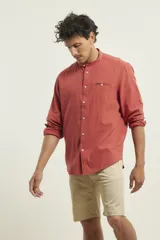 Camisa rosada de lino y algodón, con cuello mao, manga larga y bolsillo de parche en el pecho.