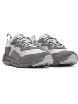 Zapatilla deportiva Under Armour Charged Versert 2 para hombre, color gris con detalles en fucsia. Presenta una parte superior de malla transpirable y gamuza, con amortiguación Charged Cushioning® en la entresuela y logo de la marca en color fucsia.