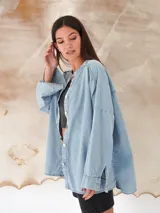 Camisa de denim liviano con cuello mao, manga larga y botones de nácar.