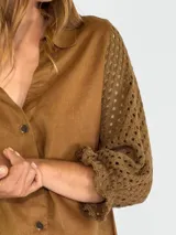 Camisa color beige de lino con mangas 3/4 de crochet.