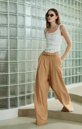 Remera blanca con breteles finos y diseño tipo corset con costuras verticales.