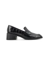 Zapato mocasín de cuero con textura croco color negro, de punta cuadrada y taco cuadrado de 5 cm.