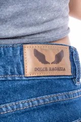 Short de jean azul con cintura alta y ruedo doblado.