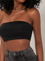 Top strapless negro ajustado al cuerpo.