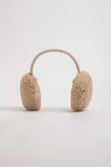 Orejeras de piel sintética color beige con banda de sujeción forrada en tela.