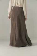 Falda larga marrón con textura de espiga, de corte acampanado y cintura alta.