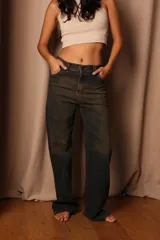 Pantalón de jean de tiro alto con lavado oscuro y detalles de desgaste.