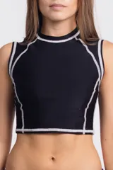 Top negro corto con cuello alto y sisas con ribete blanco.