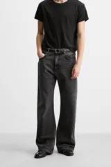 Pantalón de jean celeste con efecto lavado, corte flare fit y caída baggy desde la rodilla hasta el tobillo. Tiene cinco bolsillos y cierre frontal con botones.