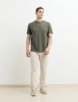 Pantalón largo color beige, de corte recto y estilo casual.