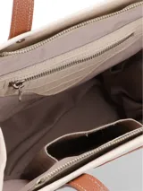 Cartera tote Hush Puppies modelo Stella, color azul marino con textura símil cocodrilo. Tiene doble asa de hombro, cierre superior y correa larga extraíble. Interior forrado con bolsillos organizadores.