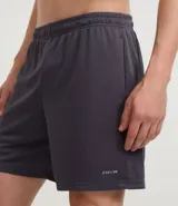 Bermuda masculina negra de microfibra con textura de perforaciones, cintura elástica ajustable con cordón y bolsillos.