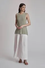 Chaleco de punto negro con cuello redondo y sin mangas. Diseño clásico y versátil.