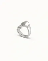 Anillo de metal bañado en plata con diseño orgánico en forma de pliegue.