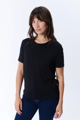 Remera negra de manga corta con cuello redondo.