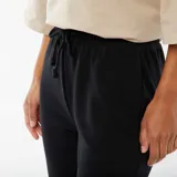 Pantalón de jogging negro con cintura elástica y cordón ajustable.