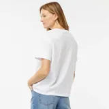 Camiseta blanca de algodón con estampado frontal de la lengua de los Rolling Stones en tonos rosa y amarillo.
