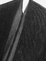 Ruana plateada con flecos en el ruedo.