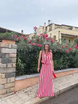 Falda larga tejida a rayas rojas y blancas, con pretina elástica y tajos laterales profundos.