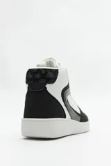 Zapatillas tipo botita color blanco de símil cuero con plataforma de 4cm, detalles metálicos y estampado animal print.