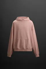 Sudadera con capucha color rosa viejo, confeccionada en tejido de algodón. Tiene cuello con capucha ajustable, manga larga, bolsillo tipo canguro y logo bordado en el pecho.