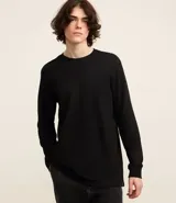 Remera de algodón negro, corte comfort, cuello redondo y mangas largas ajustadas.