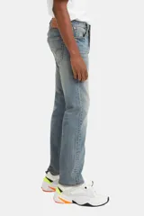 Jeans Levi's 501 Original Button Fly de corte recto, color celeste con lavado medio y cierre con botones.