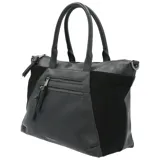 Cartera tote negra Hush Puppies, con doble asa de mano y correa bandolera ajustable y desmontable. Tiene compartimento principal con cierre, bolsillo frontal con cierre y bolsillo interno con cierre. Incluye llavero decorativo.