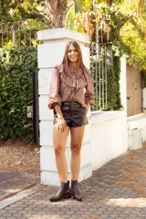 Botinetas estilo Chelsea de cuero vacuno con textura grabada tipo reptil. Presentan paneles laterales elásticos, punta almendrada y taco bajo cuadrado de madera.