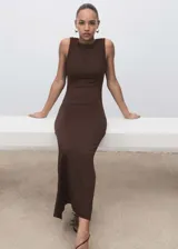 Vestido midi marrón de corte ajustado, sin mangas y cuello redondo. Presenta una abertura en la parte posterior.