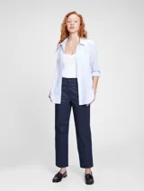 Pantalón de gabardina color beige, corte recto, tiro alto y bolsillos laterales.