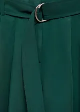 Pantalón verde esmeralda de corte ancho con pinzas, trabillas y cinturón decorativo con hebilla metálica.