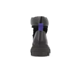 Botas de caña media color marrón de cuero gamuzado, con suela track y cordones rojos.