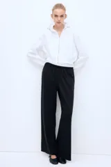 Pantalón negro de corte holgado en punto suave, con piernas rectas y elástico revestido con cordón para ajustar en la cintura.