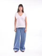 Remera negra de algodón con cuello en V y mangas cortas.