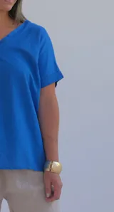 Remera azul francia de corte holgado y mangas cortas con cuello en V.