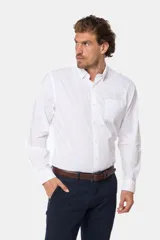 Camisa azul marino de manga larga con bolsillo en el pecho, confeccionada en algodón.