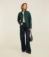 Campera puffer ultraligera color marrón, confeccionada en poliamida acolchada, con cuello alto y cierre por cremallera. Incluye bolsita con cordón.