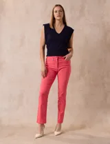 Pantalón de gabardina elastizada color coral, marca Tahari. Corte slim, pretina con pasadores, cierre y broche interno. Delantera y trasera con bolsillos.