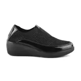 Zapato casual negro de Korium Confort, con plataforma y detalles brillantes.