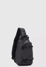 Bolso tipo bandolera color negro, con correa ajustable y cierres impermeables. Tiene un compartimento principal con cierre, dos compartimentos internos y un bolsillo interno con cierre para el celular.