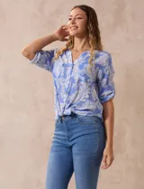Blusa de gasa estampada azul con diseño paisley, marca Ruby Rd. Cuello a la base, escote en v y abertura con botones. Delantera con bolsillos. Largo de manga regulable con presilla y botón. Terminación de ruedo con nudo.