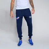 Pantalón de jogging azul marino con puños ajustados, cintura elástica con cordón y bolsillos laterales. Presenta el escudo del Club Nacional de Football y el logo de Umbro.