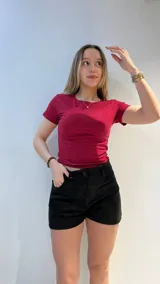 Top blanco de algodón liso con mangas cortas y cuello redondo.